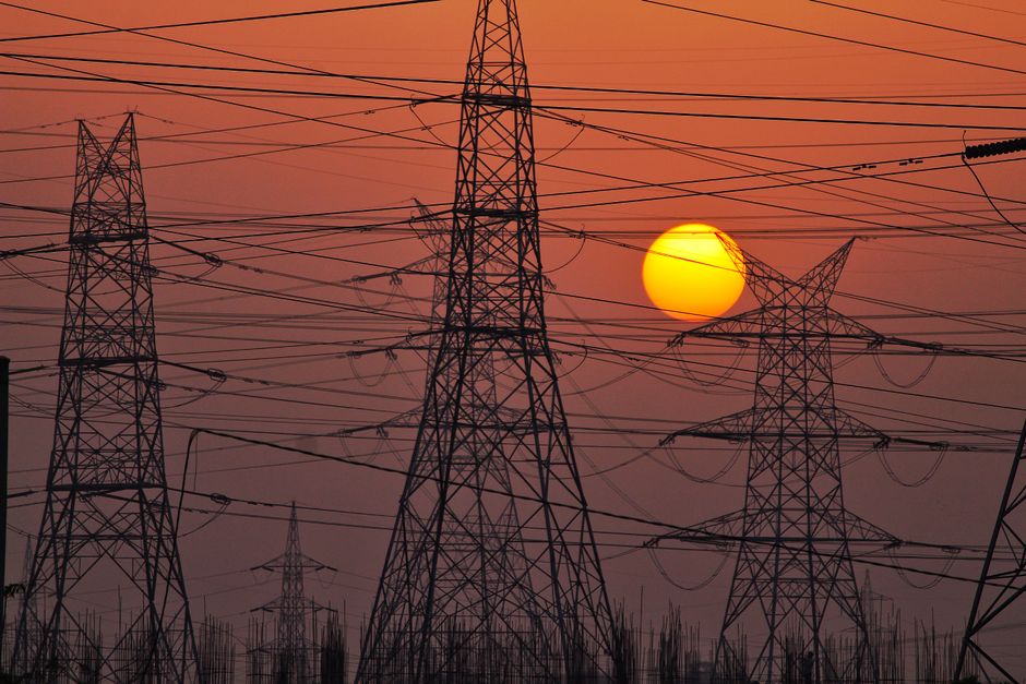 Hoe Elektriciteit Reist: Van Energiecentrale naar Jouw Stopcontact Uitgelegd