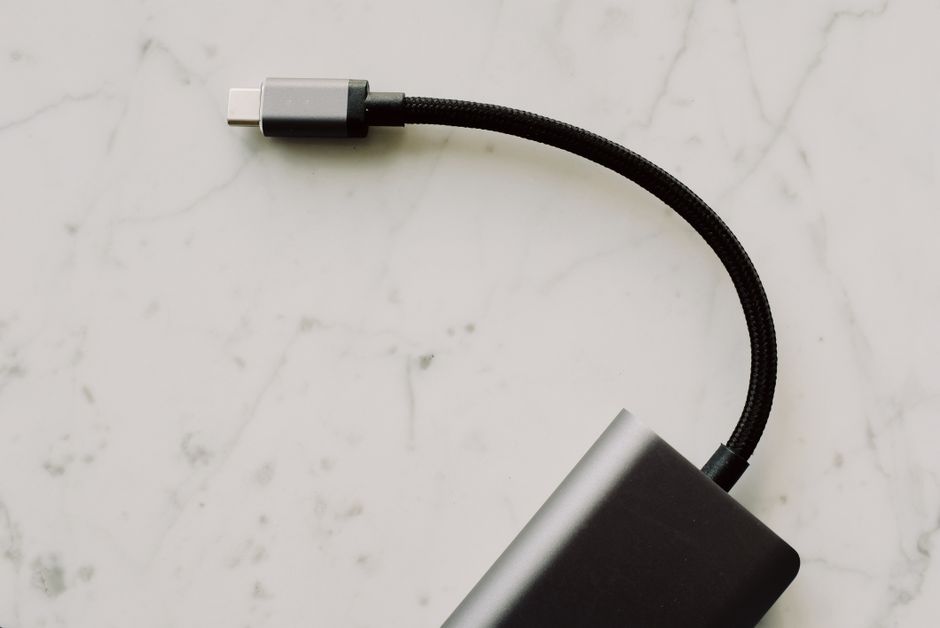Waarom USB-C de Nieuwe Standaard is: Geschiedenis, Technologie & EU-Rol
