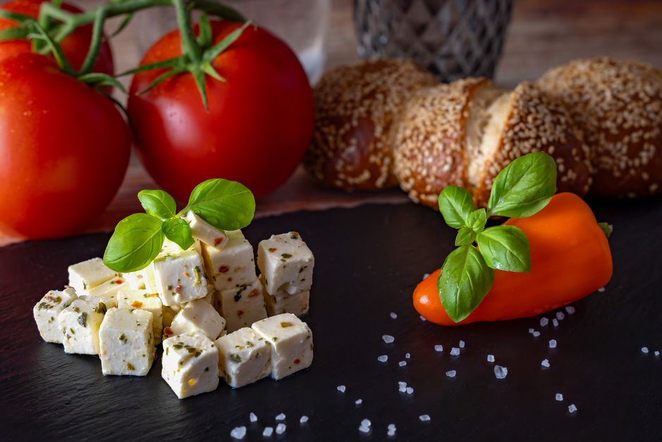 De Crisis van Griekse Feta: Prijzen, Ziekte & De Toekomst van Witte Goud