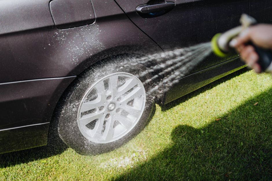 De Verborgen Gevaren van Universele Spray in Je Auto: Wat Je Moet Weten